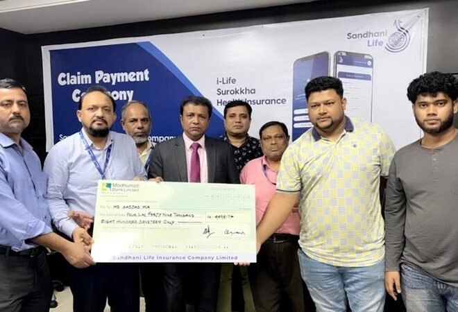 সাড়ে ৪ লাখ টাকার মৃত্যুদাবির চেক হস্তান্তর