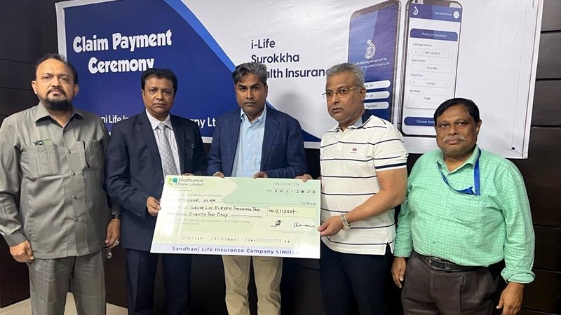 সন্ধানী লাইফ গ্রাহকের মৃত্যুদাবির ১২ লাখ টাকার চেক হস্তান্তর