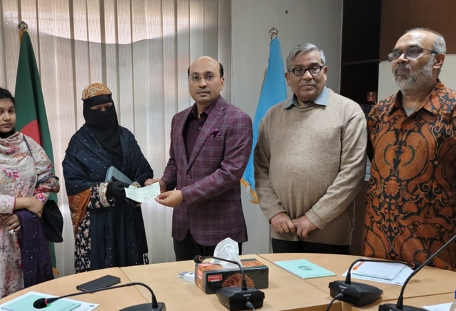 প্রভিডেন্ট ফান্ড ও অনুদানের চেক হস্তান্তর বিআইএ’র