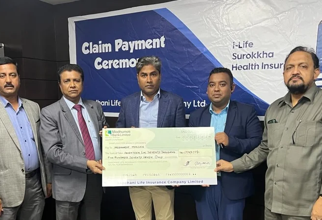 সন্ধানী লাইফের ১৮ লাখ টাকার মেয়াদোত্তর দাবির চেক হস্তান্তর