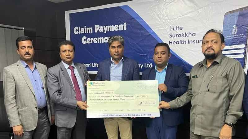 সন্ধানী লাইফের ১৮ লাখ টাকার মেয়াদোত্তর দাবির চেক হস্তান্তর