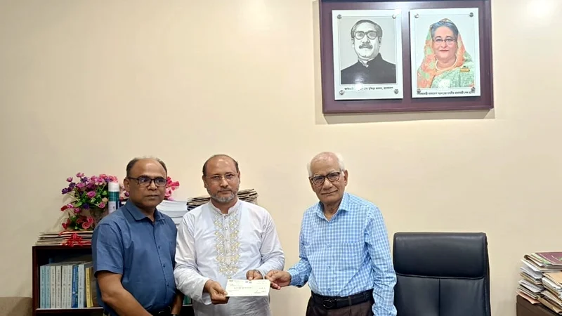 রাবি’র দুই শিক্ষার্থীর মৃত্যুতে ৪ লাখ টাকার চেক হস্তান্তর করলো জেনিথ লাইফ