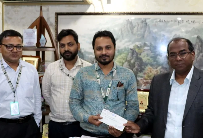 স্বাস্থ্য বীমা দাবির চেক হস্তান্তর করলো জেনিথ ইসলামী লাইফ
