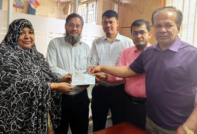 মেয়াদোত্তর বীমা দাবির চেক হস্তান্তর করল প্রাইম ইসলামী লাইফ