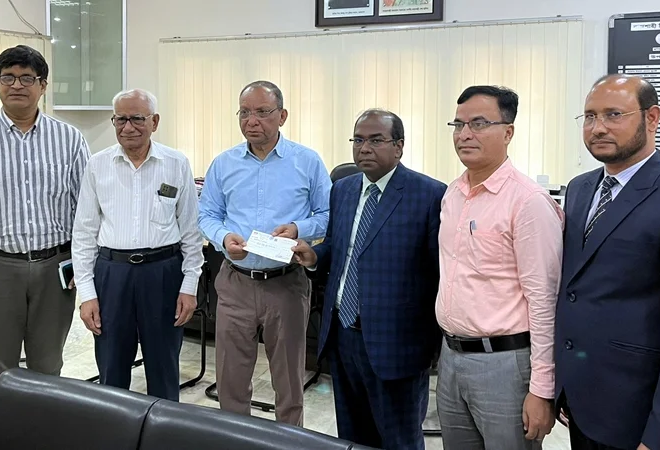 জেনিথ লাইফে বীমা, শিক্ষার্থীর মৃত্যুদাবির ২ লাখ টাকার চেক গ্রহণ করলেন রাবি ভিসি