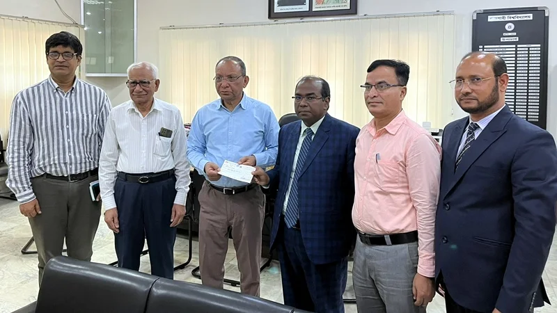 জেনিথ লাইফে বীমা, শিক্ষার্থীর মৃত্যুদাবির ২ লাখ টাকার চেক গ্রহণ করলেন রাবি ভিসি