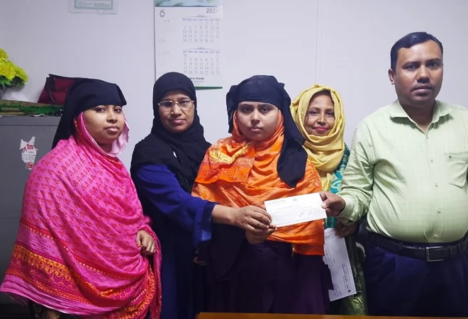 প্রোটেক্টিভ ইসলামী লাইফে মৃত্যুদাবির চেক হস্তান্তর