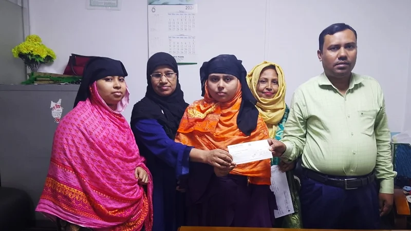 প্রোটেক্টিভ ইসলামী লাইফে মৃত্যুদাবির চেক হস্তান্তর