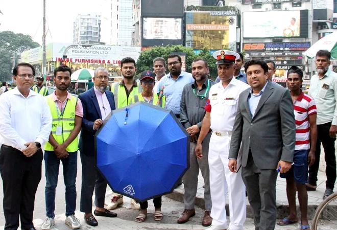 সড়কে শৃঙ্খলার দায়িত্বপালনকারী শিক্ষার্থীদের মাঝে ডেল্টা লাইফের ছাতা বিতরণ