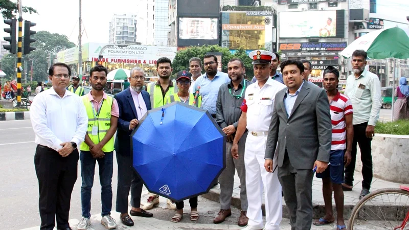 সড়কে শৃঙ্খলার দায়িত্বপালনকারী শিক্ষার্থীদের মাঝে ডেল্টা লাইফের ছাতা বিতরণ