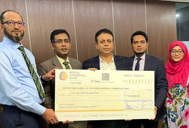 বেঙ্গল ইসলামি লাইফের গোষ্ঠী তাকাফুল বীমা দাবির চেক হস্তান্তর