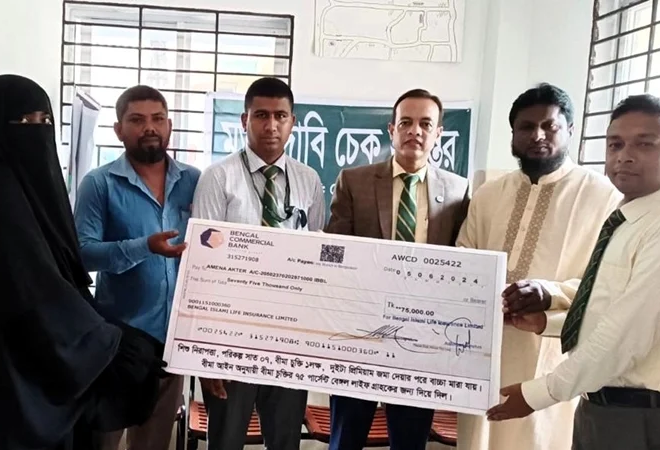 শিশু নিরাপত্তা বীমা দাবির চেক হস্তান্তর করল বেঙ্গল ইসলামি লাইফ