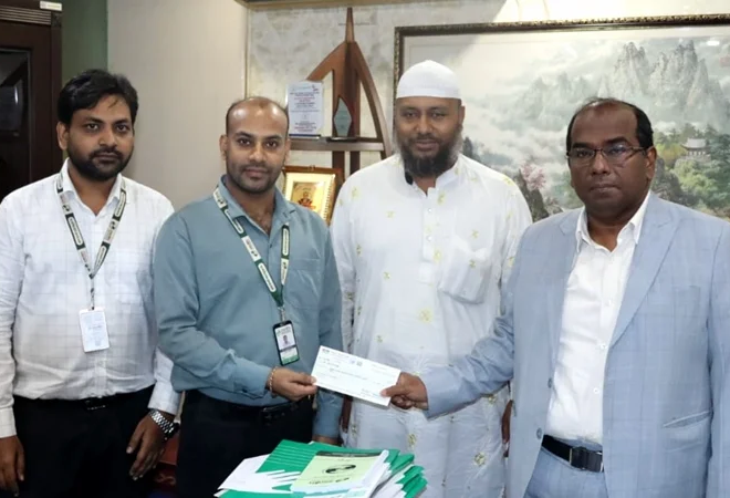 গ্রুপ স্বাস্থ্য বীমা দাবির চেক হস্তান্তর করলো জেনিথ ইসলামী লাইফ
