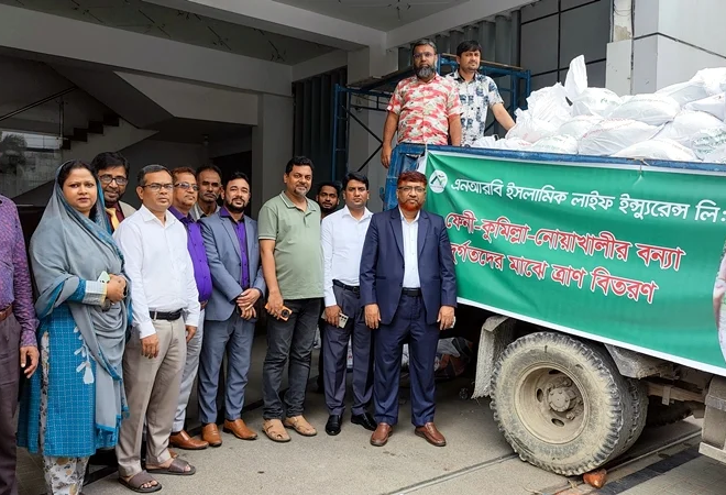 বণ্যার্তদের মাঝে এনআরবি ইসলামিক লাইফের ত্রাণ বিতরণ