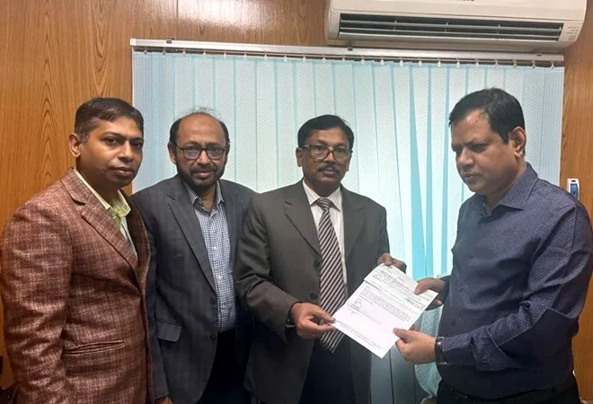 বন্যার্তদের সহায়তায় মেঘনা লাইফ কর্মকর্তা-কর্মচারীদের এক দিনের বেতন হস্তান্তর